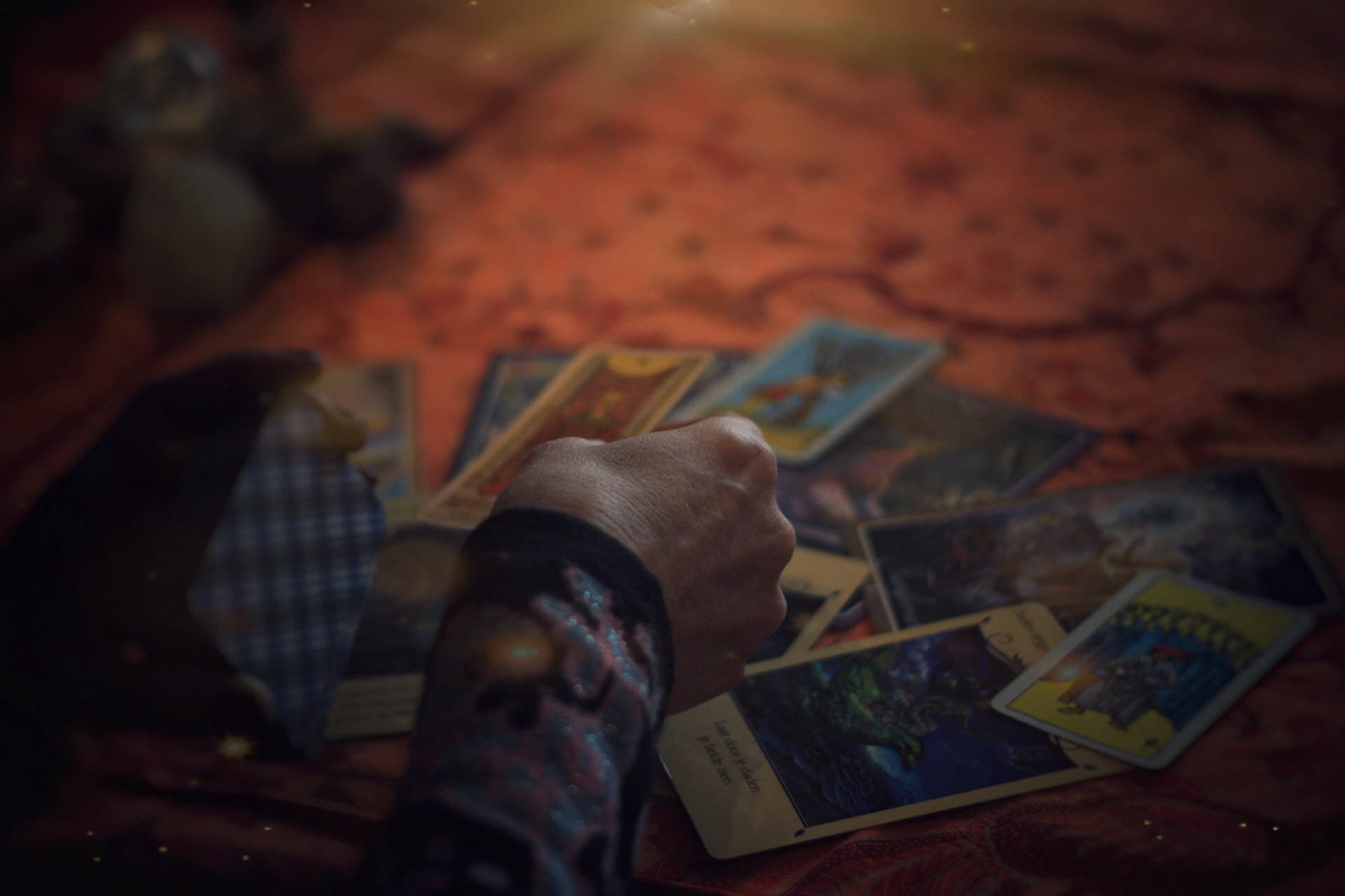 Tarotlegging met kaarten en handen