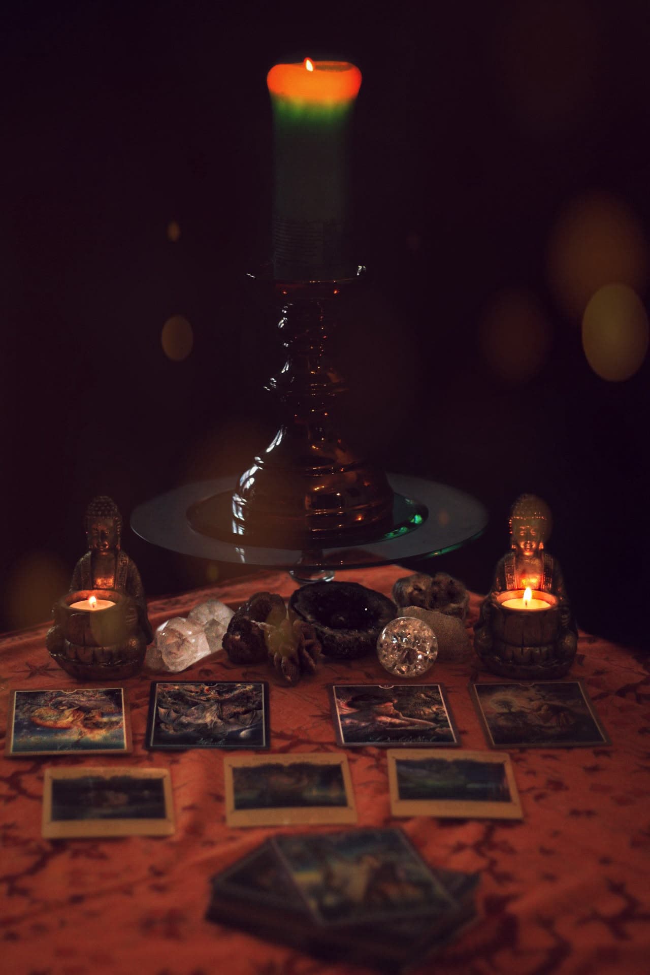 Tarotlegging bij kristallen in kaarslicht