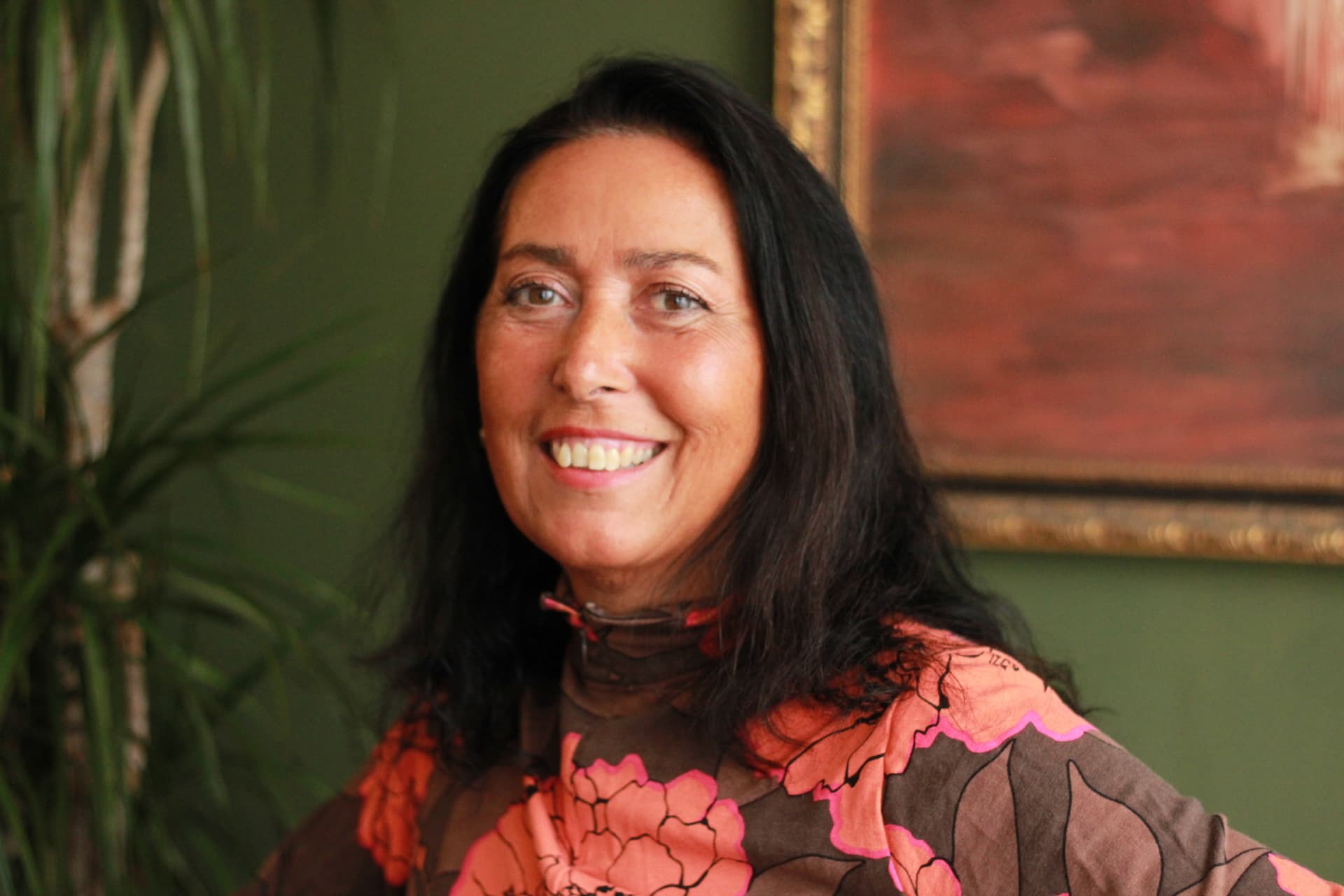 Carmen Brussel in haar praktijk